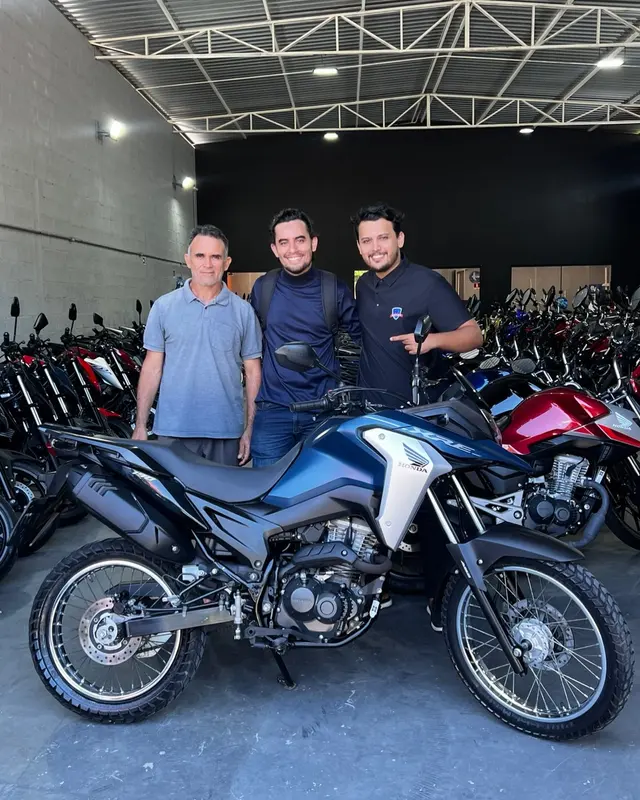 Cliente da FC Motos realizando o sonho da moto nova