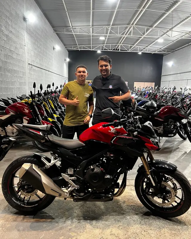 Cliente da FC Motos realizando o sonho da moto nova