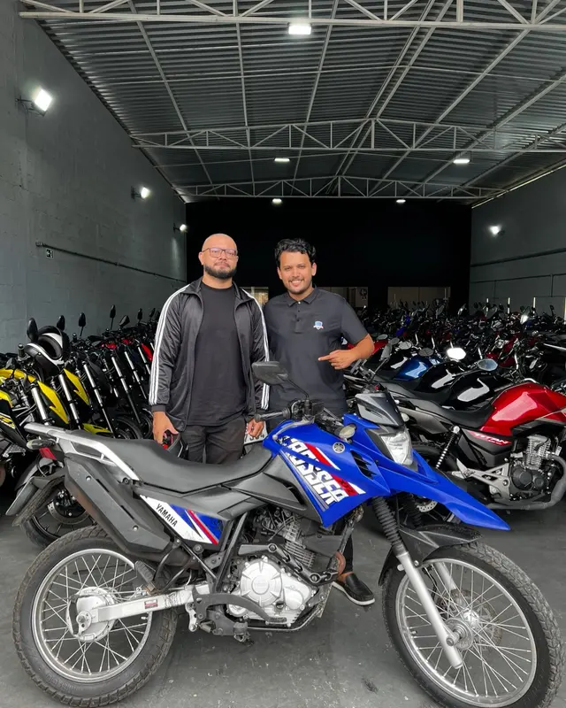 Cliente da FC Motos realizando o sonho da moto nova
