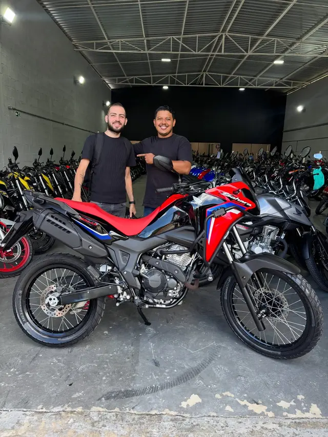 Cliente da FC Motos realizando o sonho da moto nova