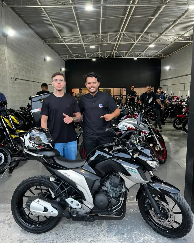 Cliente da FC Motos realizando o sonho da moto nova