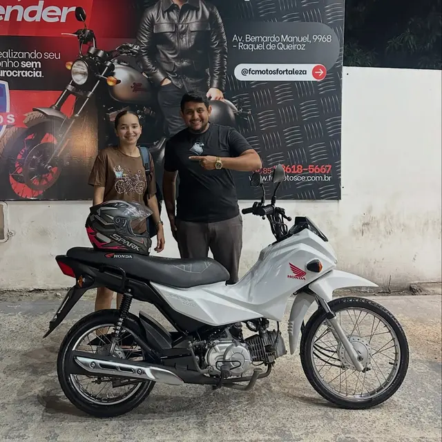 Cliente da FC Motos realizando o sonho da moto nova