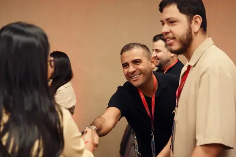 Participantes se cumprimentando no networking