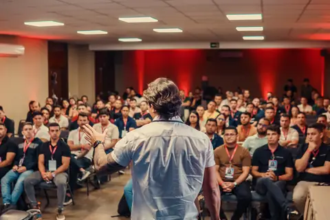 Fabiano Correia no palco, de frente para a plateia lotada