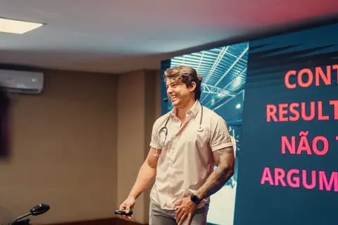 Fabiano diante do slide "Contra resultado não tem argumento"