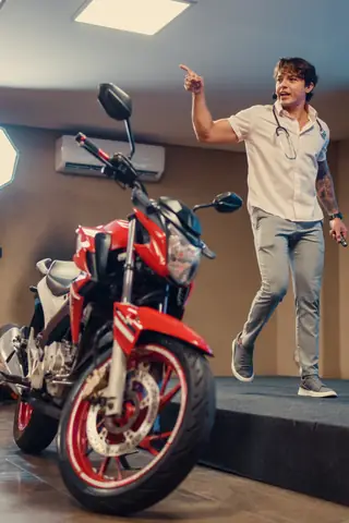 Fabiano Correia no palco ao lado de uma moto