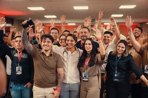 Participantes comemorando no fim do evento