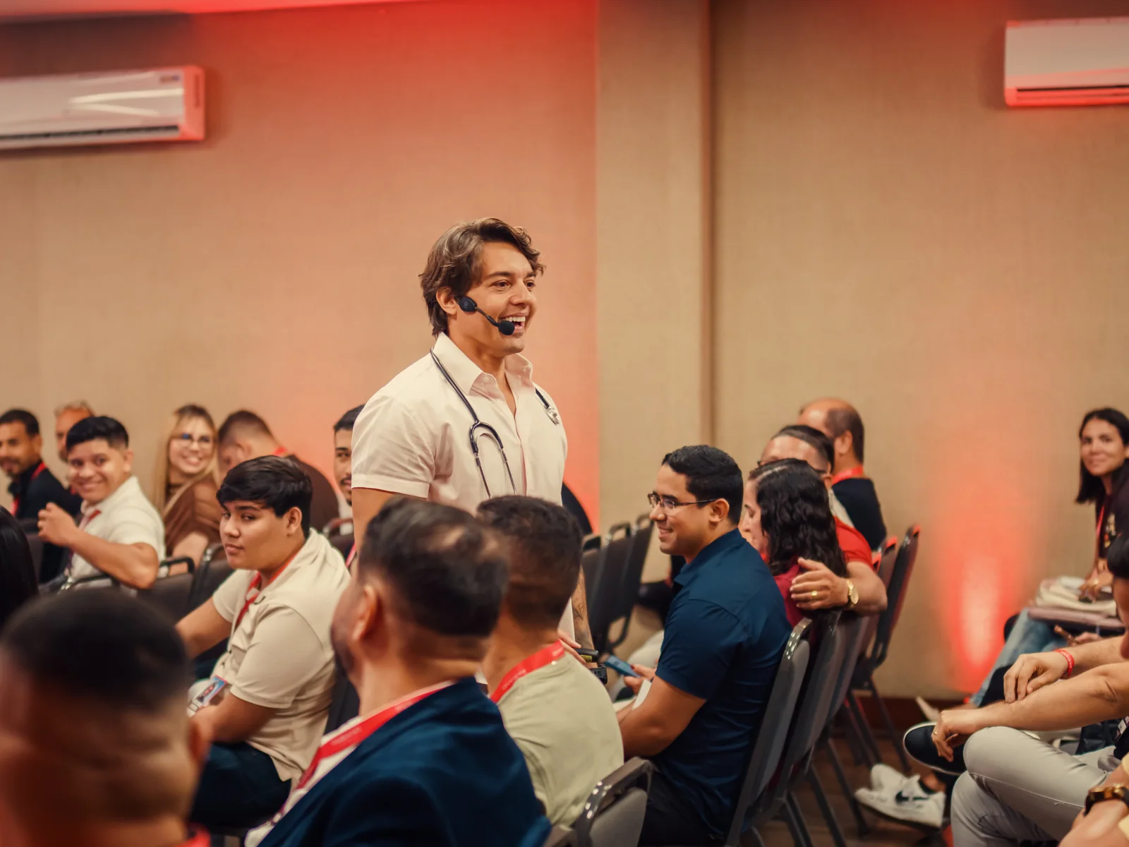 Fabiano Correia no meio da plateia durante o evento